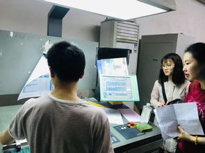 文化产业管理学院教师带学生参观印刷厂工作流程